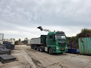 MAN met kieper voor grof materiaal