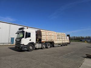 scania met semidieplader en een vracht hout