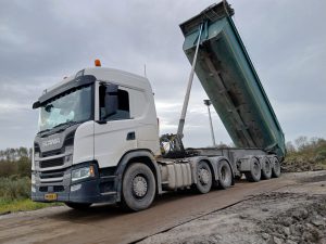 scania met kieper voor licht materiaal