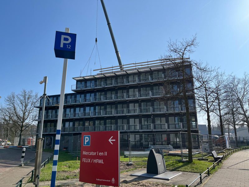 Zwart gebouw in aanbouw met balkons