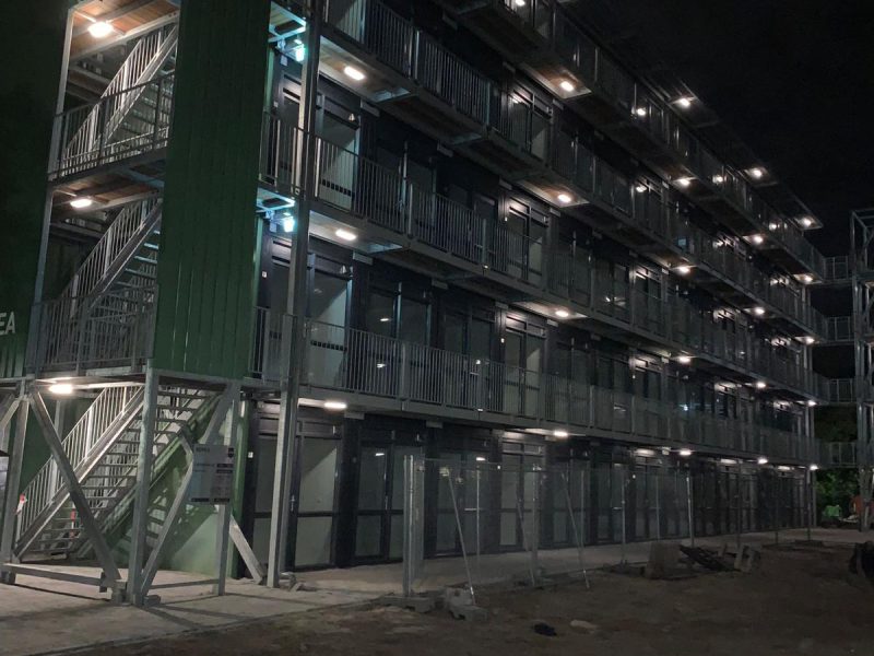 Containerwoongebouw met galerijen en trappenhuizen